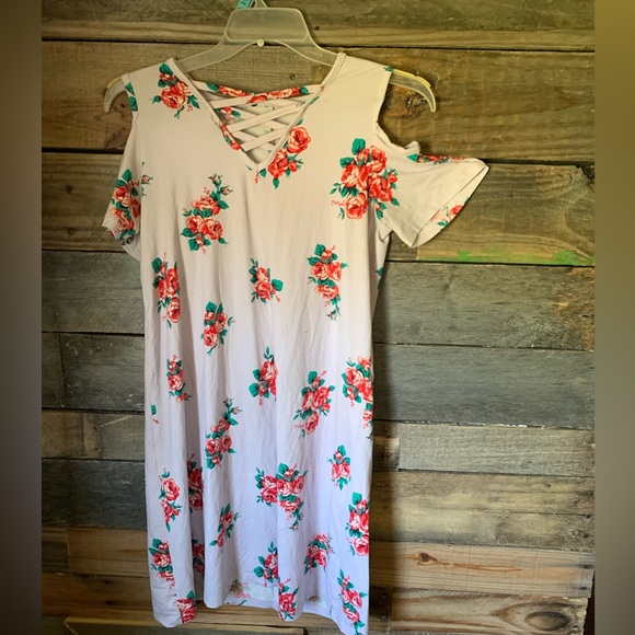 Dresses & Skirts - Floral dress 👗